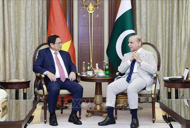 Prime Minister Pham Minh Chinh (left) and his Pakistani counterpart Shehbaz Sharif at their meeting in Riyadh on October 30 (Photo: VNA)