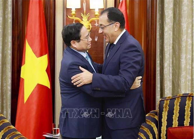 Prime Minister Pham Minh Chinh (L) meets with Egyptian Prime Minister Mostafa Madbouly (Photo: VNA)