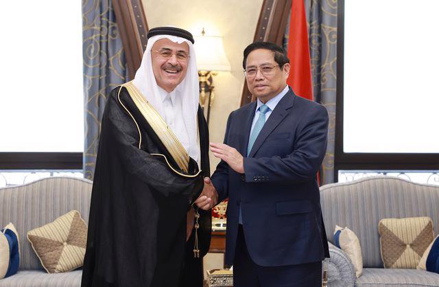 Prime Minister Pham Minh Chinh (R) meets with President and CEO of Aramco Amin Al-Nasser in Riyadh, on October 29. (Photo: VGP)