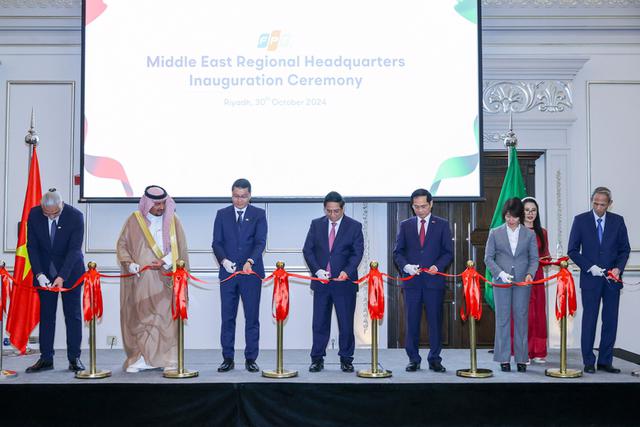 Prime Minister Pham Minh Chinh (4th  from left) at the inauguration ceremony and opening of FPT's Middle East regional office in Saudi Arabia on October 30. (Photo: VGP)