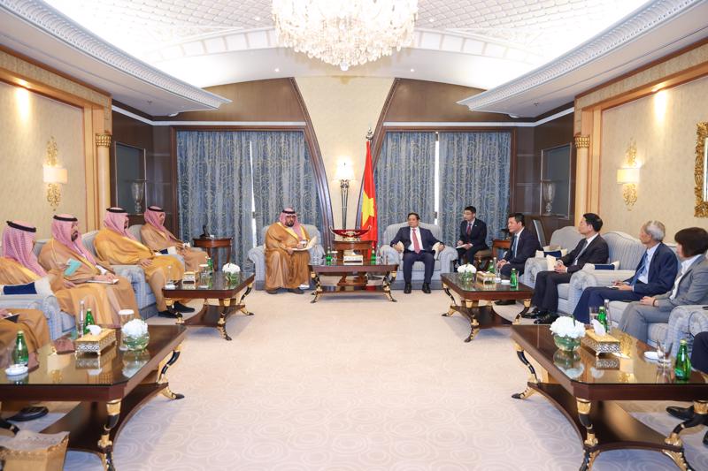 PM Pham Minh Chinh met with the Minister of Economy and Planning Faisal bin Fadhil Al-Ibrahim in Riyadh on October 30. (Photo: VGP)