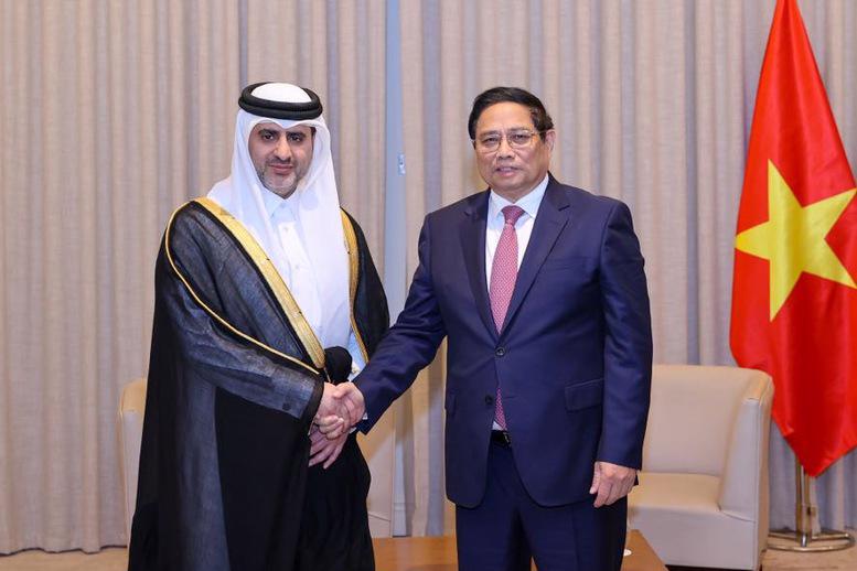 Prime Minister Pham Minh Chinh met with Chairman of the Qatar Investment Authority (QIA) and Governor of Qatar Central Bank Sheikh Bandar bin Mohamed bin Saud Al-Thani on October 30 upon his arriving in Doha. (Photo: VGP)