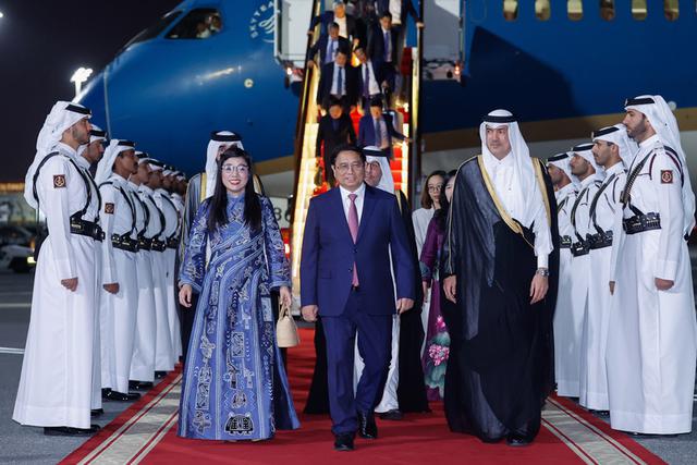 Prime Minister Pham Minh Chinh and his spouse arrive at Doha International Airport on October 30 evening. (Photo: VGP)