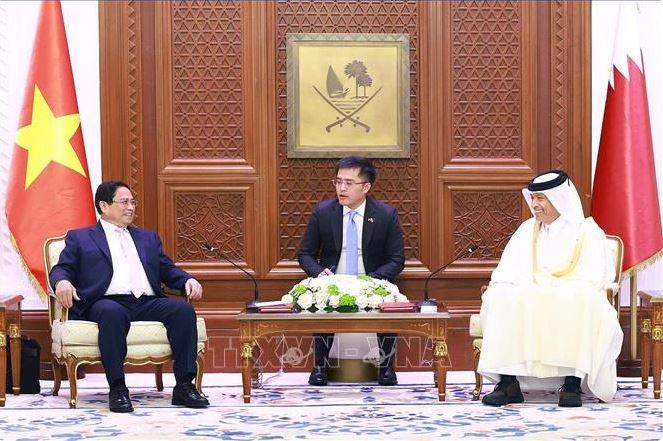 Vietnamese Prime Minister Pham Minh Chinh (L) met with Speaker of the Shura Council of Qatar Hassan bin Abdulla Al-Ghanim (R) in Doha on October 31. (Photo: VNA)