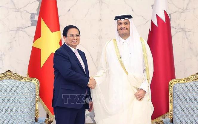 Prime Minister Pham Minh Chinh (left) and his Qatari counterpart Sheikh Mohammed bin Abdulrahman Al Thani at their talks in Doha on October 31. (Photo: VNA)