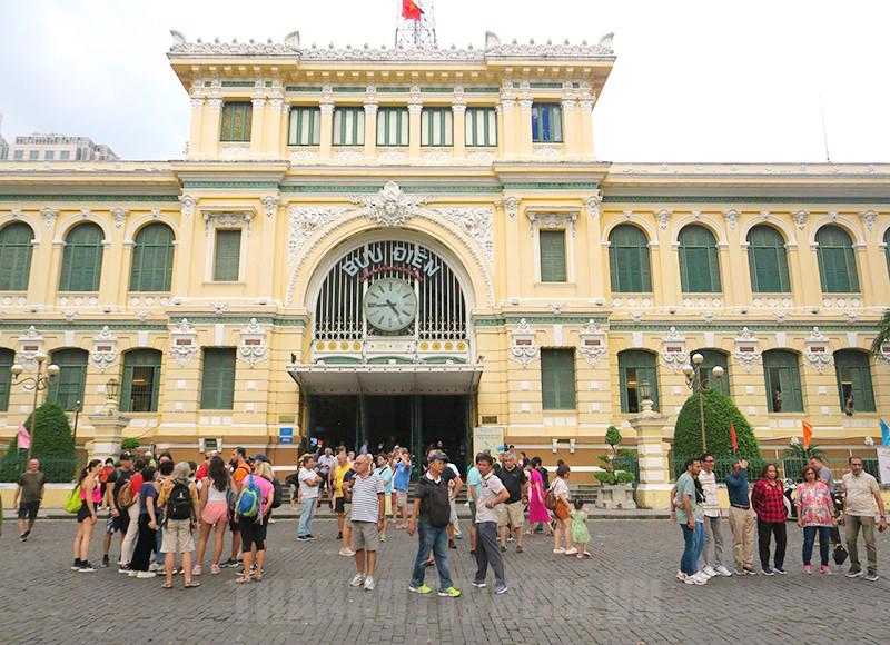 Tourists visit Ho Chi Minh City. Photo: hcmcpv.org.vn