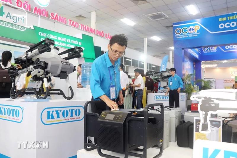 Products showcased include agricultural machinery and equipment. (Photo: VGP)