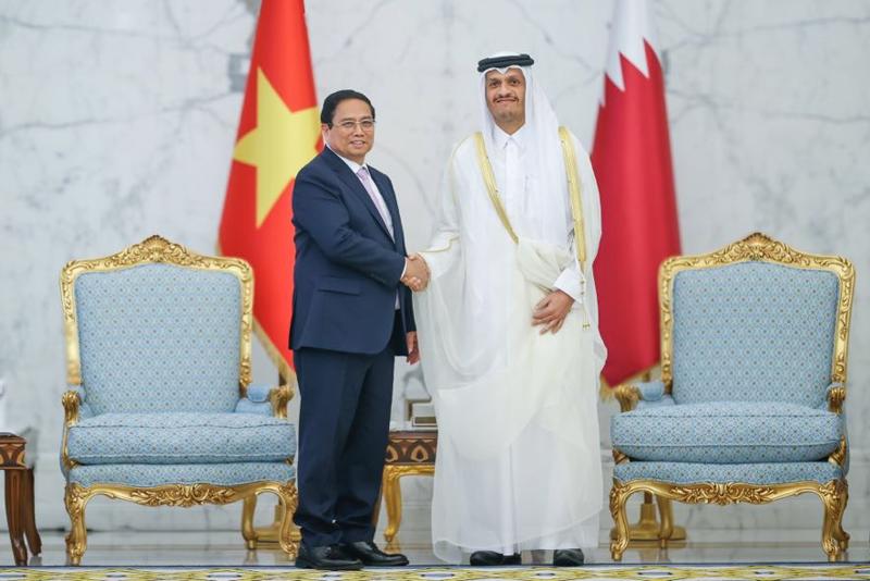 Thủ tướng Phạm Minh Chính và Thủ tướng Qatar Sheikh Mohamed bin Abdurahman Al Thani. Ảnh: VGP.