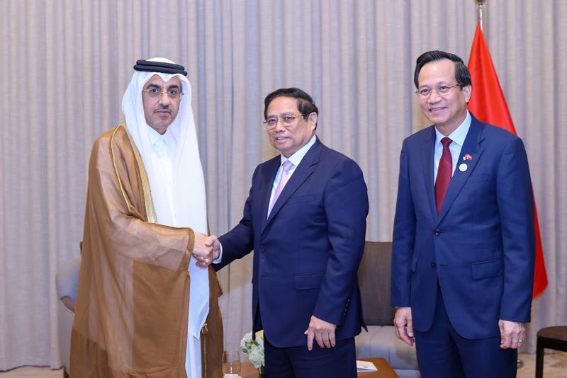 Thủ tướng Phạm Minh Chính tiếp Bộ trưởng Bộ Lao động Qatar. Bộ trưởng Bộ Lao động – Thương binh và Xã hội Đào Ngọc Dung đứng ngoài cùng bên phải - Ảnh: VGP