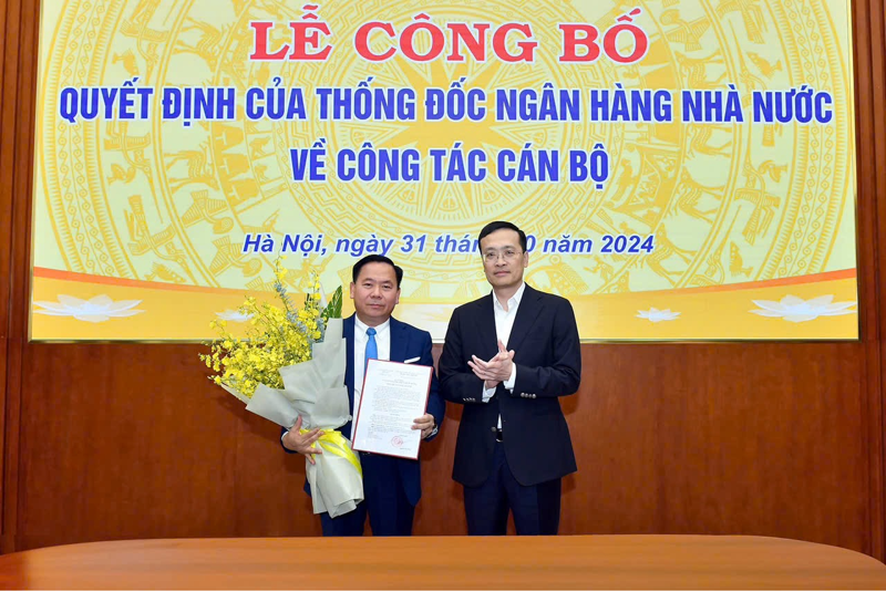 Phó Thống đốc Phạm Quang Dũng (bên phải)  trao Quyết định cho ông Lại Hữu Phước.