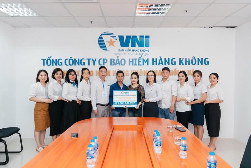 VNI Nam Hồng Hà chi trả quyền lợi bảo hiểm cho khách hàng.