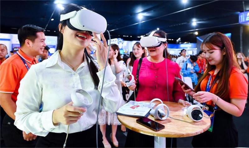 A visitor experiences virtual reality technology at FPT Techday 2023 held in Hanoi. 