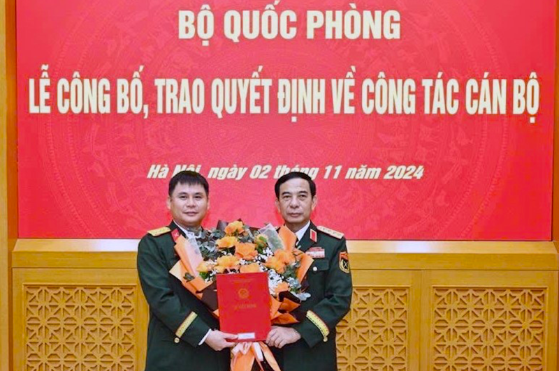 Đại tướng Phan Văn Giang, Ủy viên Bộ Chính trị, Phó bí thư Quân ủy Trung ương, Bộ trưởng Bộ Quốc phòng trao quyết định cho Thượng tá Cao Anh Sơn.