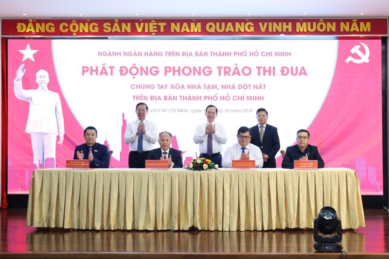 Ông Nguyễn Hoàng Hải - Q. Tổng giám đốc Eximbank (ngoài cùng bên trái) cùng đại diện các ngân hàng ký kết phối hợp với Ủy ban Mặt trận Tổ quốc Việt Nam TP.HCM thực hiện chương trình “Chung tay xóa nhà tạm, nhà dột nát trên địa bàn TP.HCM”.