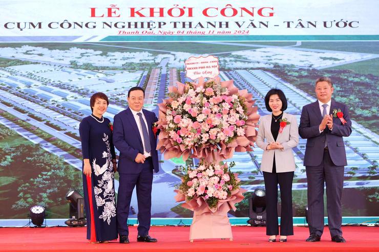 Local authorities pose for a photo at the groundbreaking ceremony of the Thanh Van - Tan Uoc Industrial Cluster.