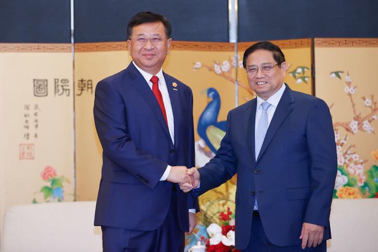 PM Pham Minh Chinh (right) meets with CRCC chairman Dai Hegen, Kunming city, November 6, 2024