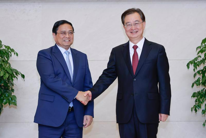 PM Pham Minh Chinh (left) receives Secretary of the Yunnan provincial Party Committee Wang Ning. (Photo: VGP)