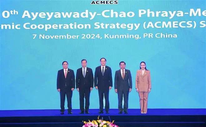 Prime Minister Pham Minh Chinh (left) attends the 10th ACMECS Summit. (Photo: VNA)