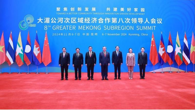 Prime Minister Pham Minh Chinh (left) attends the 8th GMS Cooperation Summit in Kunming (China) on November 7. (Photo: VNA)