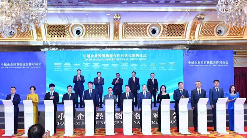 Prime Minister Pham Minh Chinh witnesses the signing of MoU between Vietnamese and Chinese businesses. 