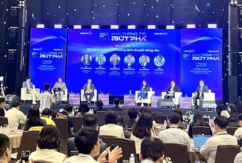 Experts share view at the Vietnam Investment Forum 2025 (Photo: VGP)