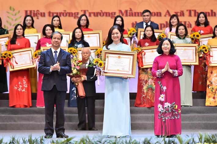 Bí thư Thành uỷ Hà Nội Bùi Thị Minh Hoài và Bộ trưởng Nguyễn Kim Sơn trao danh hiệu Nhà giáo nhân dân, Nhà giáo ưu tú cho các nhà giáo Thủ đô. Ảnh: MOET.