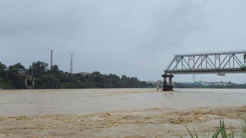 Part of the old Phong Chau Bridge was swept away by floodwaters amid serious downpours triggered by Typhoon Yagi.