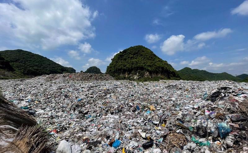 An estimated 2,000 tons of household waste are discharged in Dong Nai each day. 