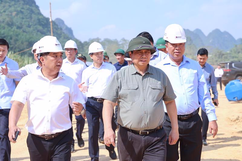 Prime Minister Pham Minh Chinh inspects the construction site on November 14. (Photo: VGP)