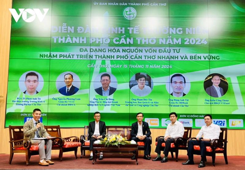 Speakers at the Can Tho City Annual Economic Forum 2024 on November 15. (Photo: VOV)