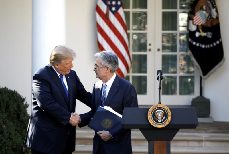 Tổng thống Mỹ Donald Trump (trái) và Chủ tịch Fed Jerome Powell vào năm 2021 - Ảnh: Reuters.