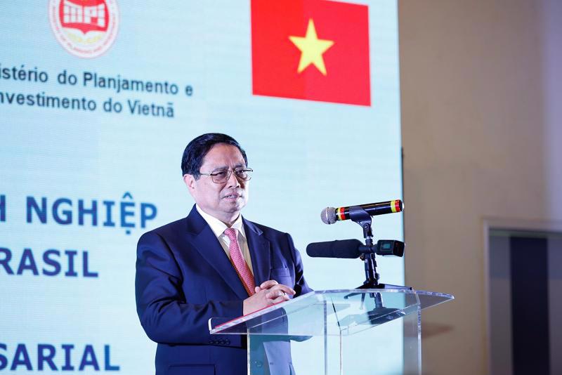 Prime Minister Pham Minh Chinh speaking at the Vietnam-Brazil Business Forum held on November 17 (local time) in Rio de Janeiro. (Photo: VGP)