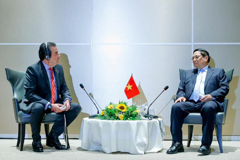 PM Pham Minh Chinh (right) receives Celso Nunes, Innovation Director at Alterosa, in Rio de Janeiro on November 17. (Photo: VGP)