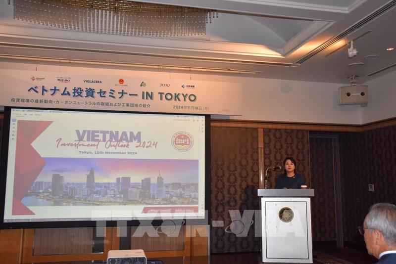 Ms. Vu Nhat Ha, Vietnam Embassy in Japan, introduces Vietnam's business environment at the seminar. (Photo: VNA)