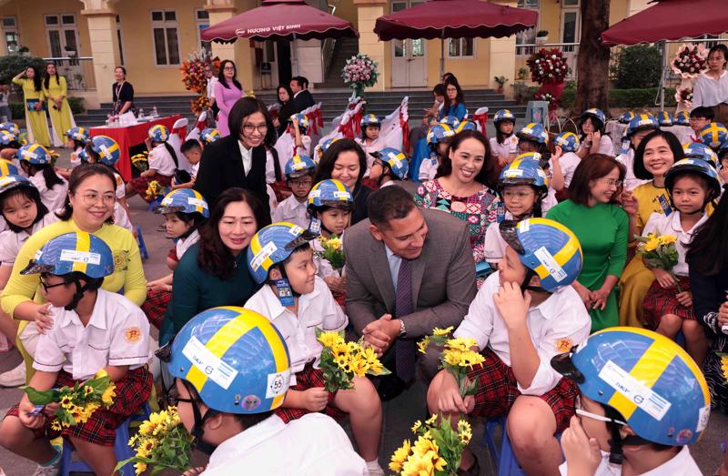 H.E. Johan Ndisi, Ambassador of Sweden to Vietnam, with children in Nam Trung Yen Primary School.