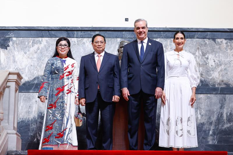 Thủ tướng Phạm Minh Chính và Phu nhân đến Phủ Tổng thống Cộng hoà Dominica, nơi Tổng thống Luis Rodolfo Abinader Corona và Phu nhân đã chờ sẵn - Ảnh: VGP