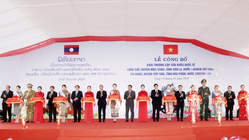 A ceremony was held on November 19 to open the Long Sap - Pa Hang border gate pair.