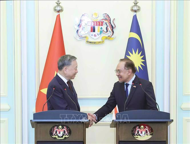 Party General Secretary To Lam (left) and Malaysian Prime Minister Anwar Ibrahim at the joint press conference held after their talks in Putrajaya city on November 21. Photo: VNA