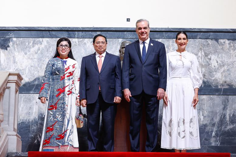 Thủ tướng Phạm Minh Chính và Phu nhân, Tổng thống Luis Rodolfo Abinader Corona và Phu nhân vui mừng gặp nhau lần đầu tiên tại Cộng hoà Dominica - Ảnh: VGP