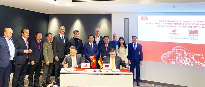 Executives from QuickPack and the Dong Tam Group sign the MoU in Germany on November 18. Photo: Long An news portal.