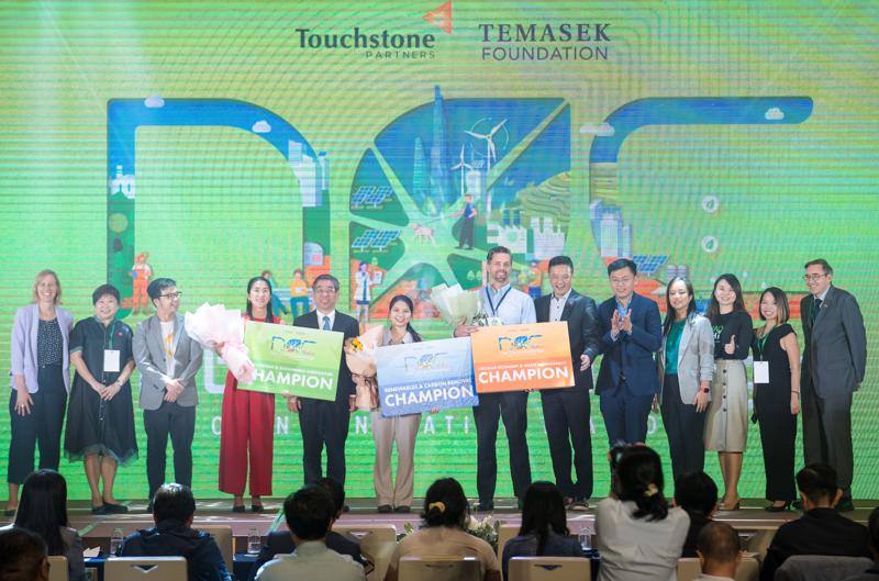 Ban tổ chức trao giải thưởng cho 03 startup đạt giải cao nhất Thách thức Net Zero 2024 với giải pháp thúc đẩy hệ sinh thái kinh tế xanh, chiều 22/11.