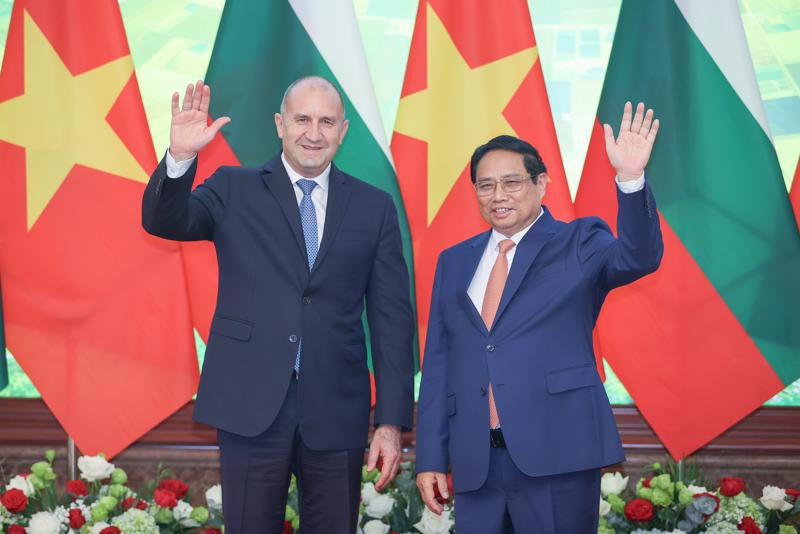 Prime Minister Pham Minh Chinh meets with visiting Bulgarian President Rumen Radev in Hanoi on November 25. (Photo: VGP)