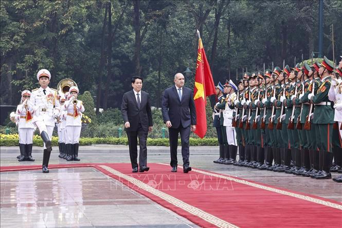 Chủ tịch nước Lương Cường và Tổng thống Bulgaria Rumen Radev duyệt Đội danh dự Quân đội nhân dân Việt Nam - Ảnh: TTXVN