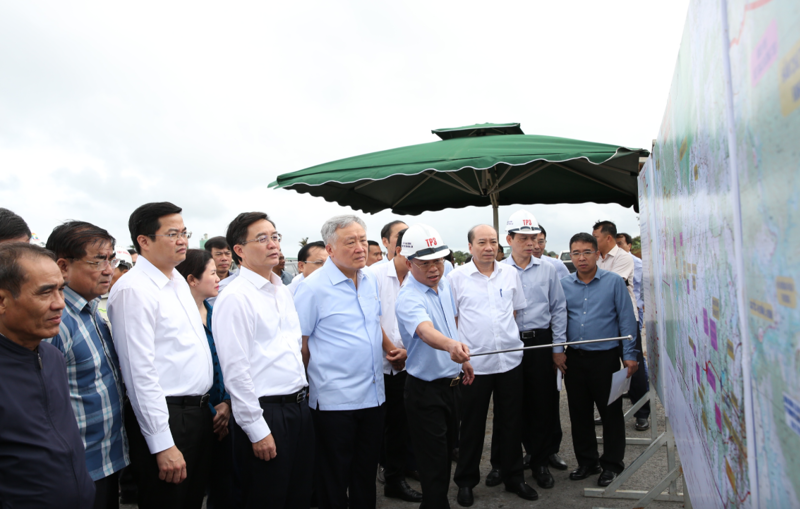 Deputy Prime Minister Truong Hoa Binh inspects the construction site.