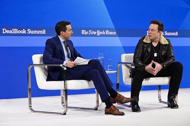 Andrew Ross Sorkin và Elon Musk phát biểu trên sân khấu trong Hội nghị thượng đỉnh Dealbook 