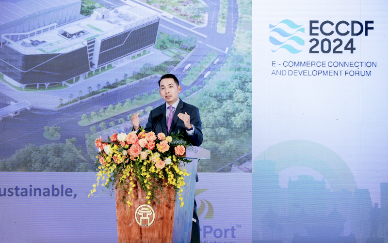 Dr. Yap Kwong Weng, CEO of Vietnam SuperPort, delivered his keynote speech at the 2024 E-Commerce Connectivity and Development Forum