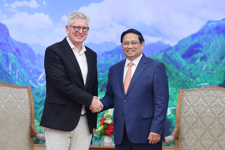 Prime Minister Pham Minh Chinh welcomes President and CEO of Ericsson, Mr. Borje Ekholm, on November 25. (Photo: VGP)