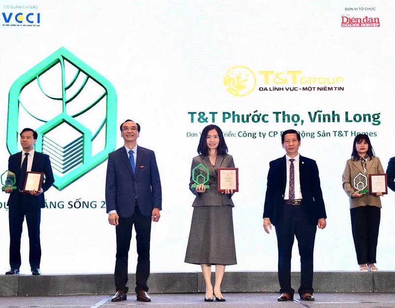 Bà Trần Thị Minh Thúy - Tổng giám đốc T&T Homes (chính giữa) lên nhận giải Dự án đáng sống 2024 cho dự án Khu dân cư Phước Thọ (Vĩnh Long).