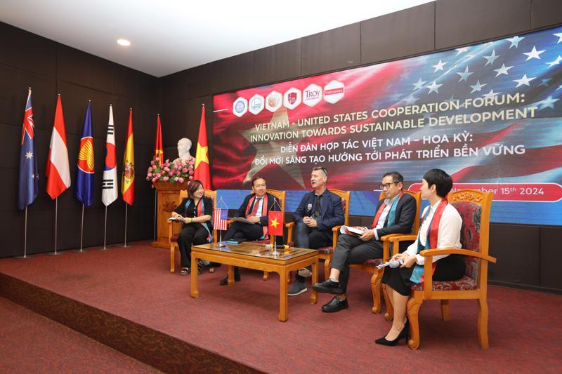 The “Vietnam - United States Cooperation Forum: Innovation Towards Sustainable Development” was held on November 15 by the University of Economics and Business - Vietnam National University Hanoi, the Vietnam Union of Friendship Organizations, and Troy University in the US, with media sponsorship from Vietnam Economic Times / VnEconomy.