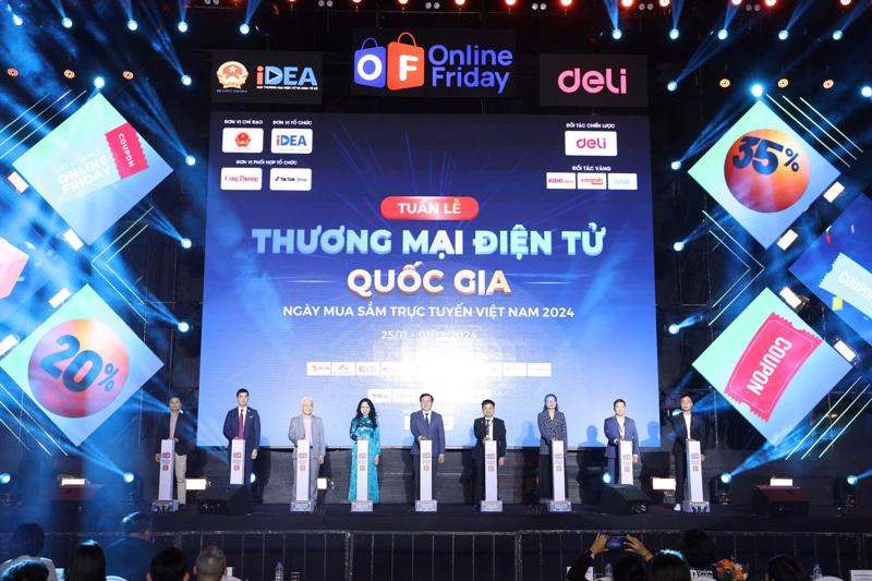 Các đại diện bấm nút khai mạc Online Friday 2024.